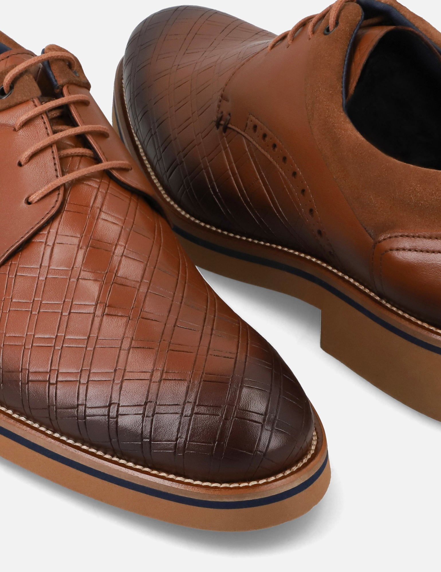 Blucher en piel con grabado mosaico color cuero
