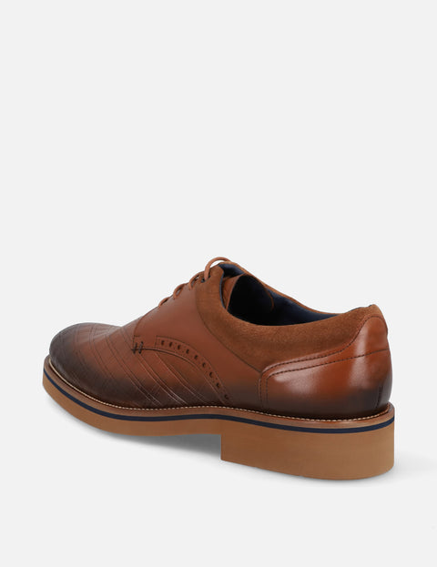 Blucher en piel con grabado mosaico color cuero