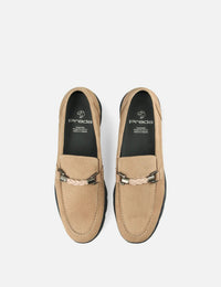 Mocasín en ante con hebilla náutica color beige