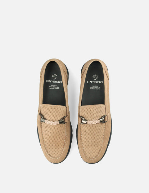 Mocasín en ante con hebilla náutica color beige
