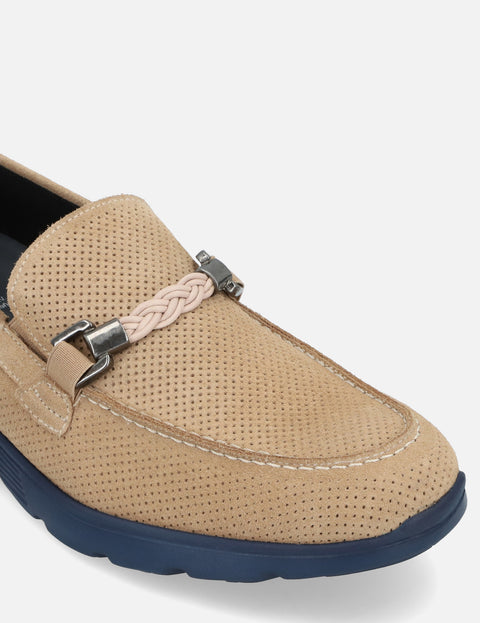 Mocasín en ante con hebilla náutica color beige