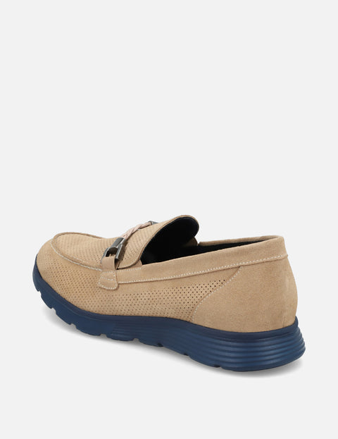 Mocasín en ante con hebilla náutica color beige