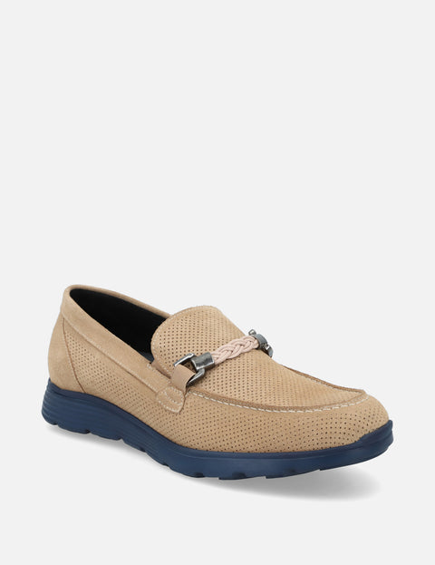 Mocasín en ante con hebilla náutica color beige