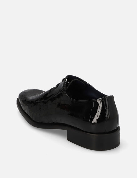 Blucher en charol con grabado coco color negro