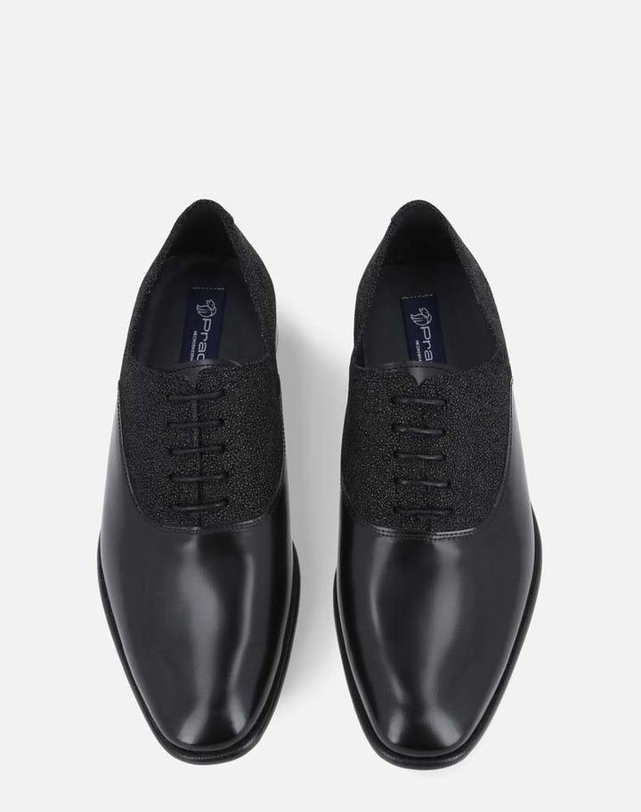 Zapato oxford negro grabado para hombre