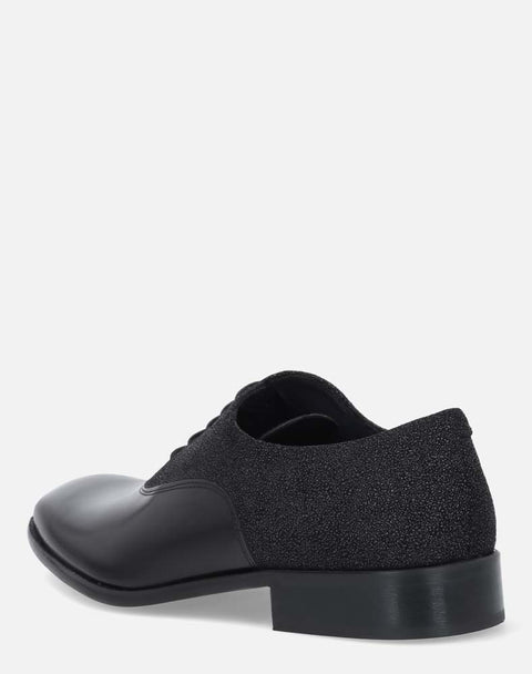 Zapato oxford negro grabado para hombre