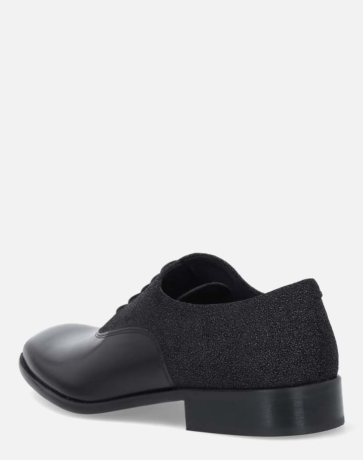 Zapato oxford negro grabado para hombre