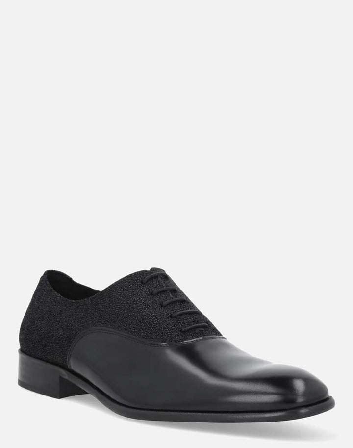 Zapato oxford negro grabado para hombre
