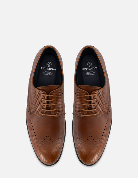 Zapato Blucher en piel color cuero con picado para hombre