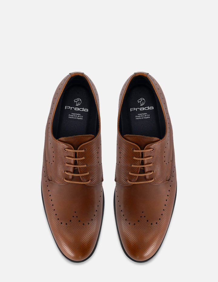 Zapato Blucher en piel color cuero con picado para hombre