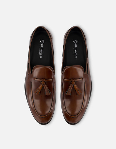 Mocasín en piel florantik color cuero con borlas decorativas para hombre.