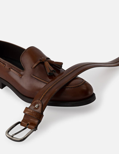 Mocasín en piel florantik color cuero con borlas decorativas para hombre.