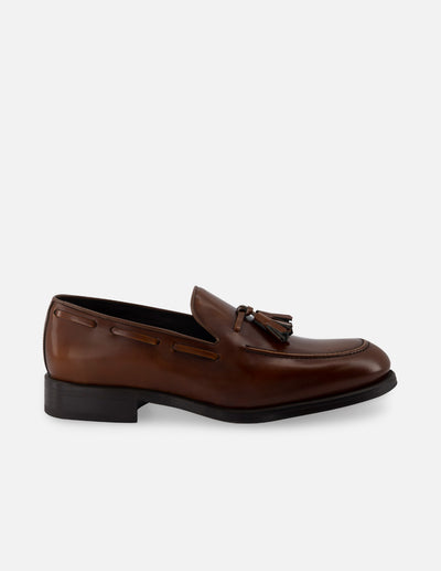 Mocasín en piel florantik color cuero con borlas decorativas para hombre.