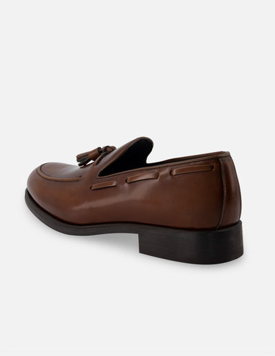 Mocasín en piel florantik color cuero con borlas decorativas para hombre.