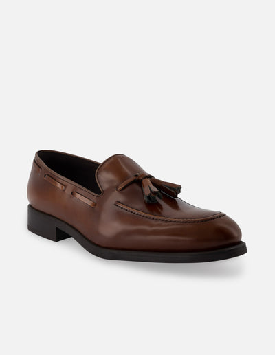 Mocasín en piel florantik color cuero con borlas decorativas para hombre.