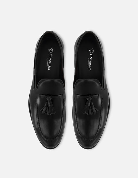 Mocasín en piel florantik color negro con borlas decorativas para hombre.