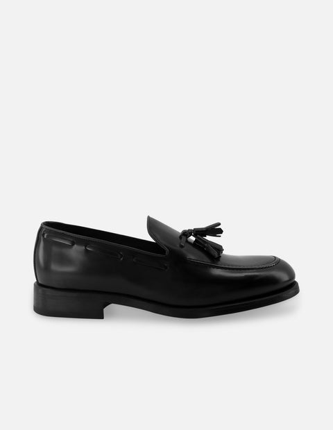 Mocasín en piel florantik color negro con borlas decorativas para hombre.