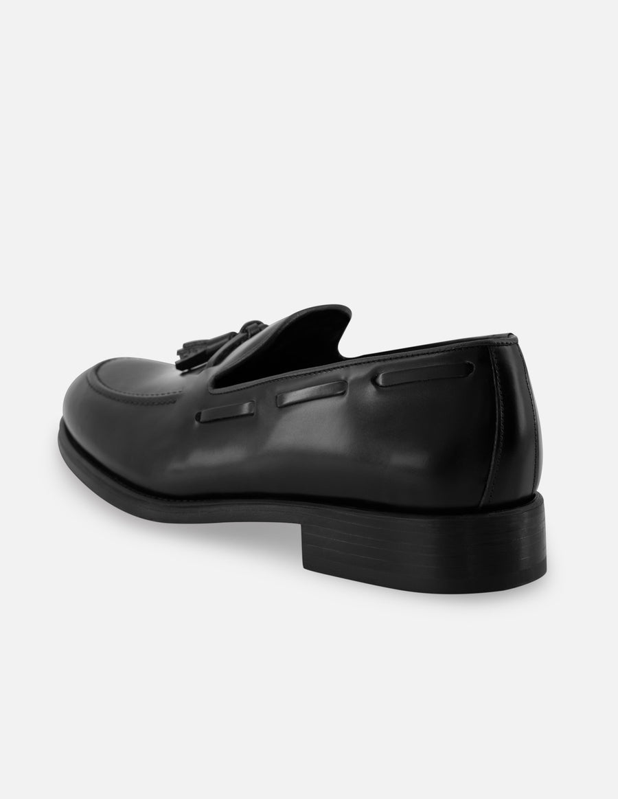 Mocasín en piel florantik color negro con borlas decorativas para hombre.