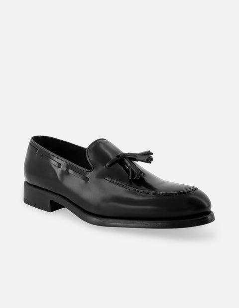 Mocasín en piel florantik color negro con borlas decorativas para hombre.