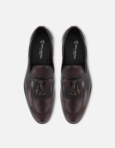 Mocasín en piel florantik color vino con borlas decorativas para hombre.