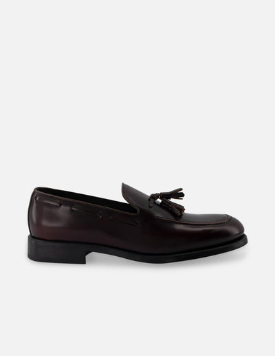Mocasín en piel florantik color vino con borlas decorativas para hombre.
