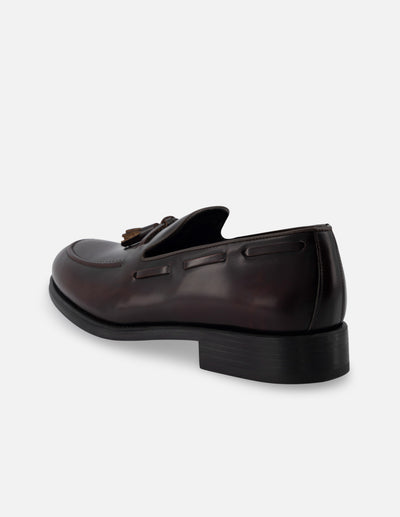 Mocasín en piel florantik color vino con borlas decorativas para hombre.