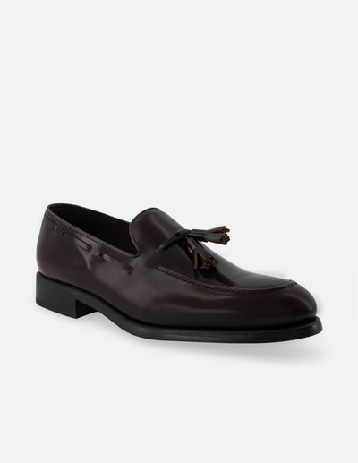 Mocasín en piel florantik color vino con borlas decorativas para hombre.