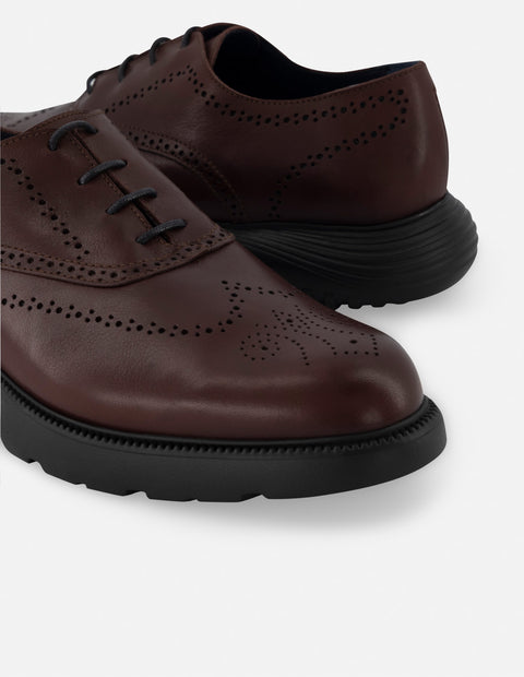 Oxford en piel napa color cuero con detalle en picado maría para hombre
