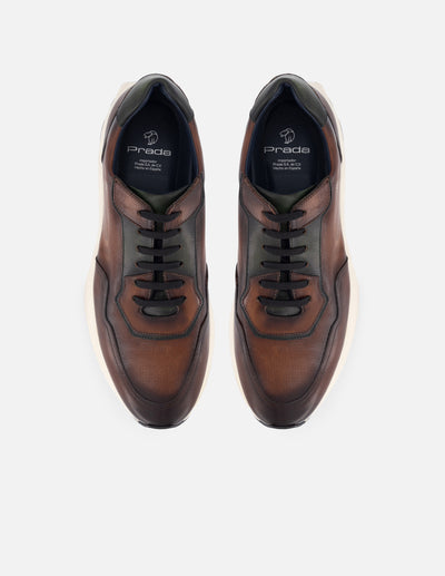 Tenis deportivo de piel color caoba con detalles de ensombrecido a mano para hombre