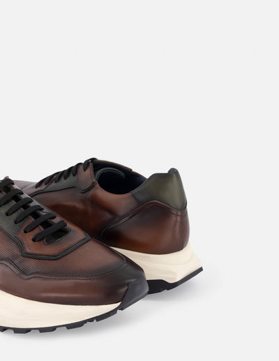 Tenis deportivo de piel color caoba con detalles de ensombrecido a mano para hombre