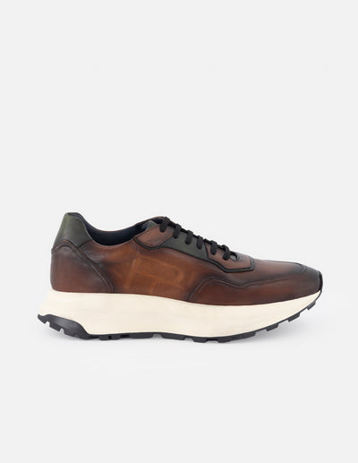 Tenis deportivo de piel color caoba con detalles de ensombrecido a mano para hombre