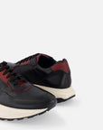 Tenis deportivo de piel color negro con detalles de ensombrecido a mano para hombre