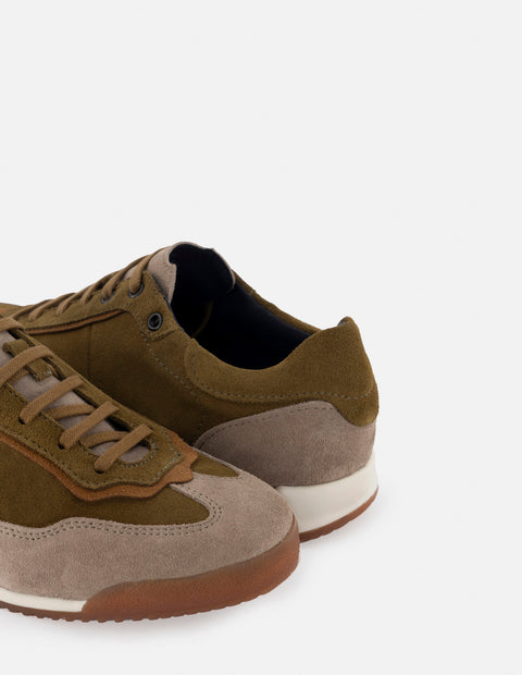 Sneaker en piel ante color kaki con punta y talón en contraste para hombre