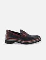 Mocasín en piel con grabado tipo coco en color vino para hombre