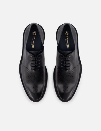 Oxford de piel con grabado tipo coco en color negro para hombre