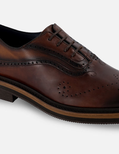 Oxford de piel color caoba con picado María y ensombrecidos para hombre