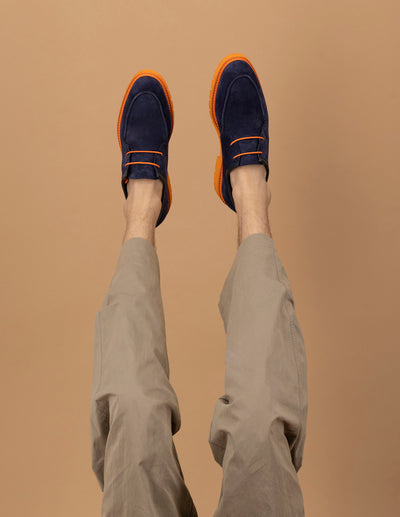 Blucher en piel ante color azul marino con suela y cordones naranjas para hombre