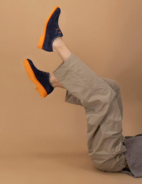 Blucher en piel ante color azul marino con suela y cordones naranjas para hombre