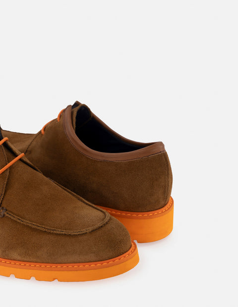 Blucher en piel ante color cuero con suela y cordones naranjas para hombre