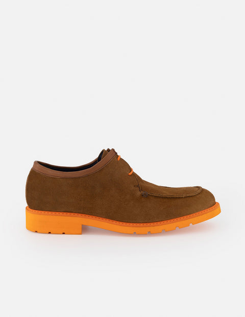 Blucher en piel ante color cuero con suela y cordones naranjas para hombre
