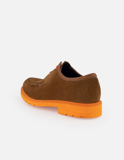 Blucher en piel ante color cuero con suela y cordones naranjas para hombre