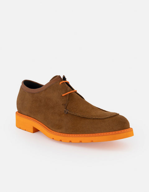 Blucher en piel ante color cuero con suela y cordones naranjas para hombre