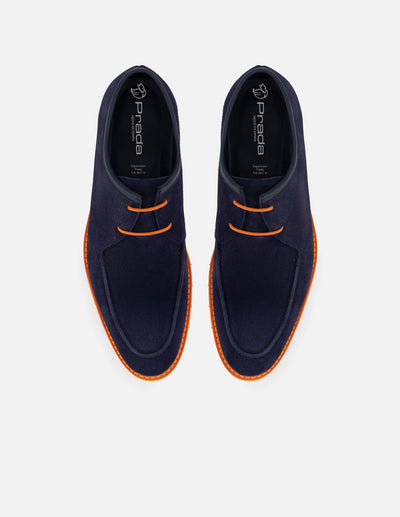 Blucher en piel ante color azul marino con suela y cordones naranjas para hombre