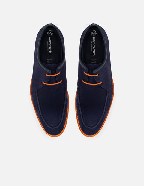 Blucher en piel ante color azul marino con suela y cordones naranjas para hombre