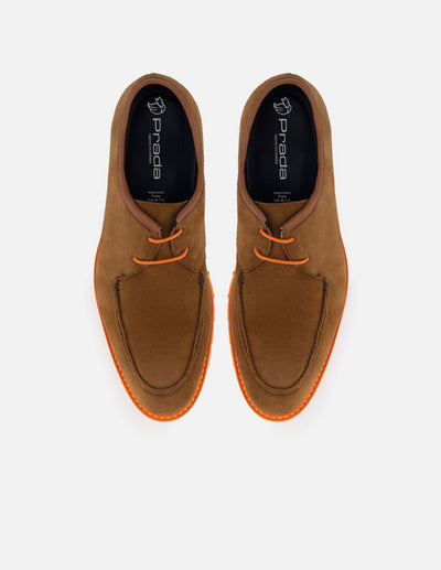 Blucher en piel ante color cuero con suela y cordones naranjas para hombre