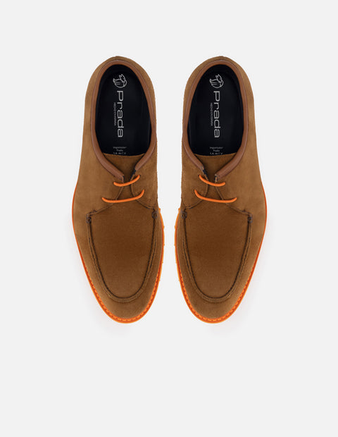 Blucher en piel ante color cuero con suela y cordones naranjas para hombre