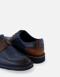 Blucher en piel napa color azul marino con detalles azules y sombreado a mano para hombre