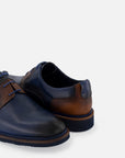 Blucher en piel napa color azul marino con detalles azules y sombreado a mano para hombre