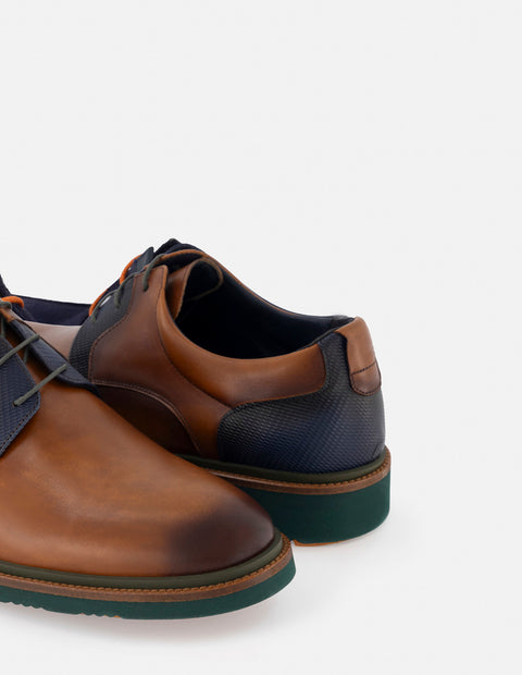 Blucher en piel napa color cuero con detalles verdes y sombreado a mano para hombre