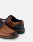 Blucher en piel napa color cuero con detalles verdes y sombreado a mano para hombre